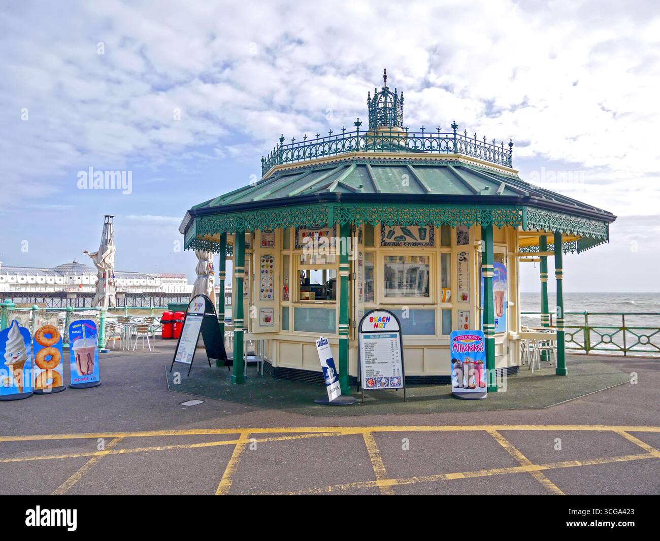 Le Beach Hut Cafe, un refuge victorien en bord de mer à Brighton Promenade dans le Sussex de l'est, en Angleterre Banque D'Images