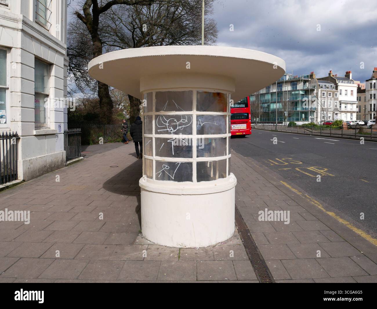 Abris d'autobus Art Déco sur Old Steine à Brighton, East Sussex, Royaume-Uni Banque D'Images