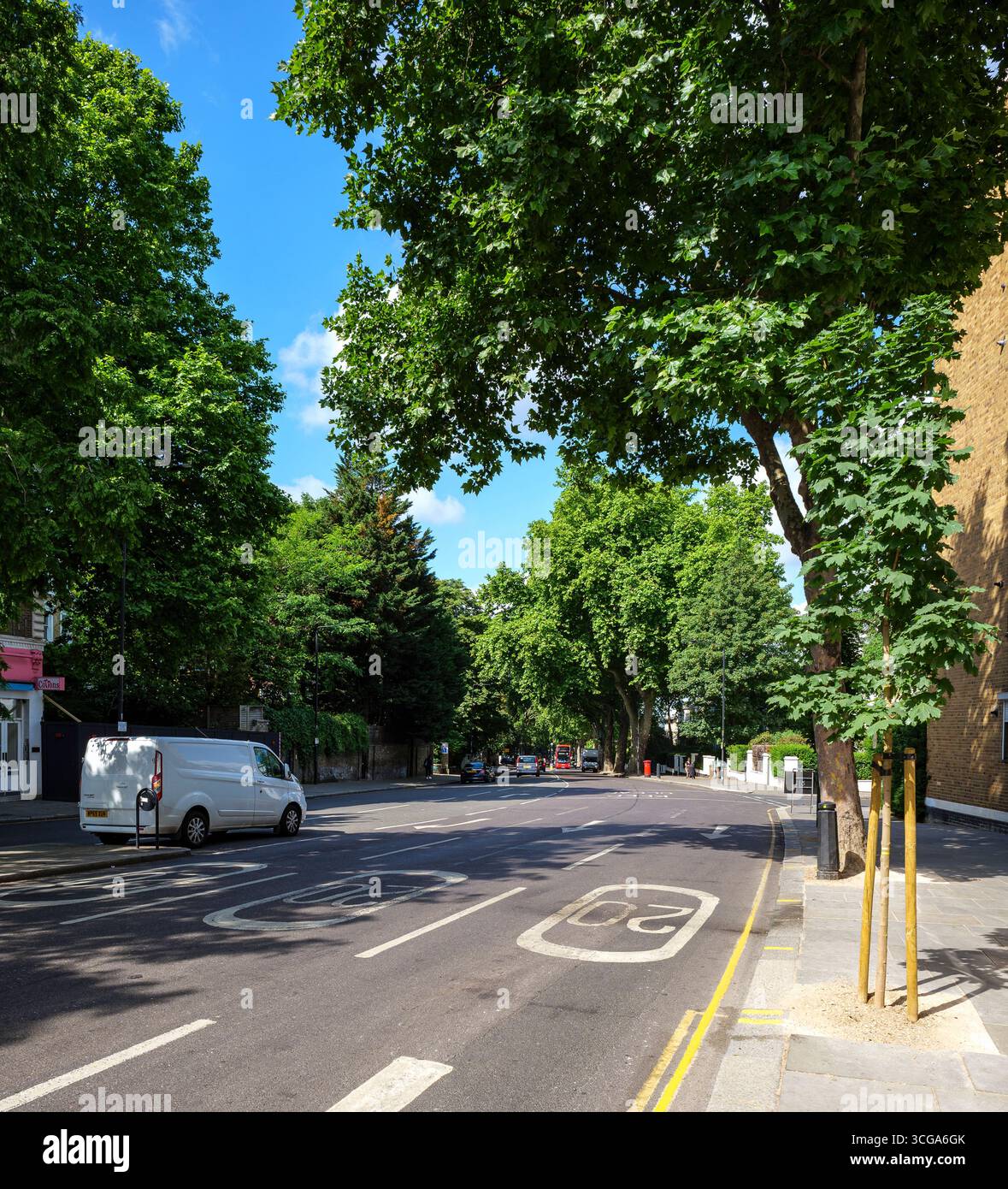 Londres - 06 24 2022 : vue de la fin de Notting Hill Gate et du début de Holland Park Ave Banque D'Images