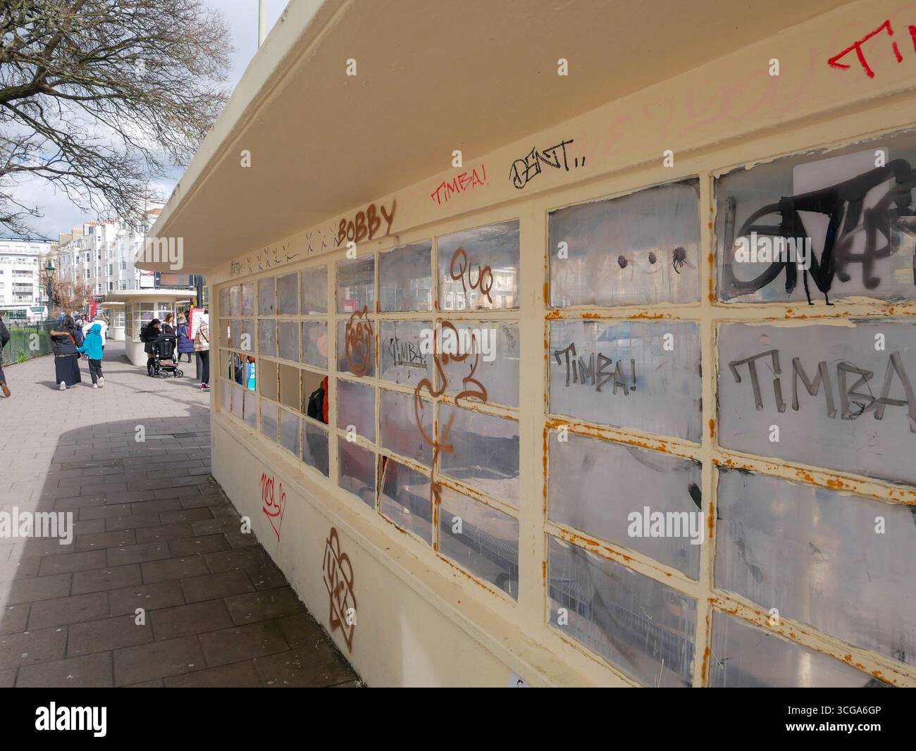 Abris d'autobus Art Déco sur Old Steine à Brighton, East Sussex, Royaume-Uni Banque D'Images