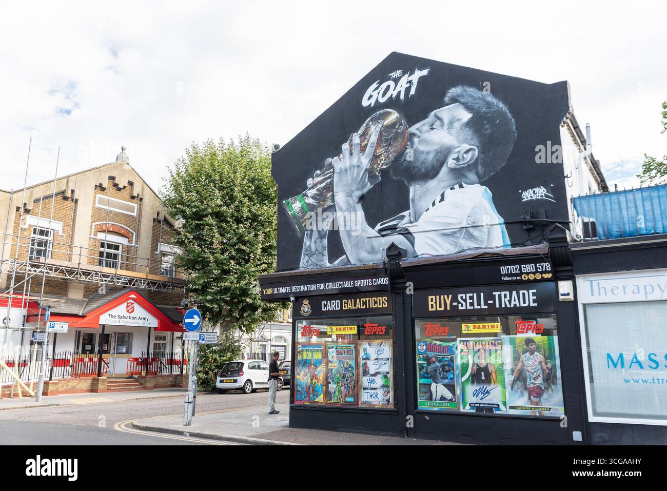 Grand graffiti art représentation du footballeur Lionel Messi avec la Coupe du monde. La CHÈVRE, le plus grand slogan de tous les temps. Sur Card Galacticos magasin de cartes de sport Banque D'Images