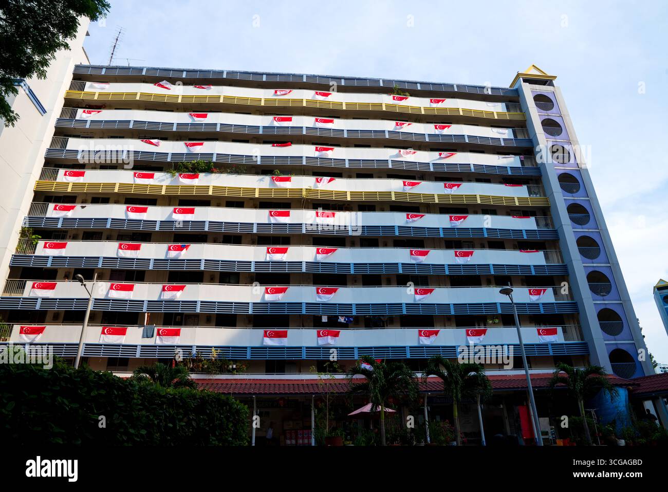 Drapeaux de Singapour affichés sur les balcons des appartements pour célébrer la fête nationale, symbolisant la fierté, l'unité et le patriotisme. Banque D'Images