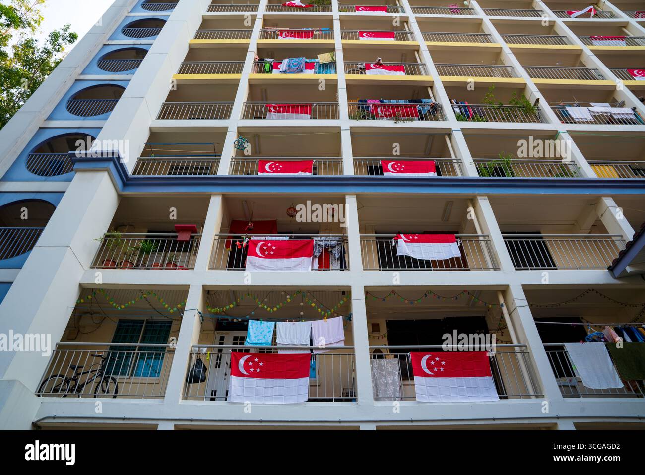Drapeaux de Singapour affichés sur les balcons des appartements pour célébrer la fête nationale, symbolisant la fierté, l'unité et le patriotisme. Banque D'Images