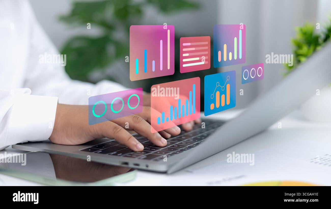 Homme d'affaires tapant sur ordinateur portable avec tableau de bord numérique futuriste, analyse de données et graphiques pour la croissance de l'entreprise, l'innovation technologique et la marque en ligne Banque D'Images