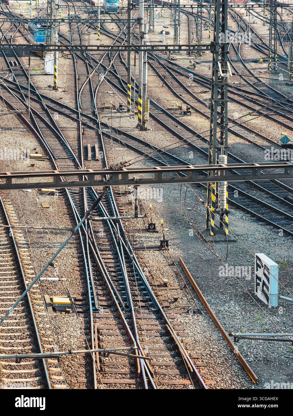 Vue aérienne des voies ferrées urbaines. Infrastructure ferroviaire captivante dans un environnement urbain dynamique pour les décors numériques, les campagnes marketing, les voyages et les communications visuelles créatives Banque D'Images