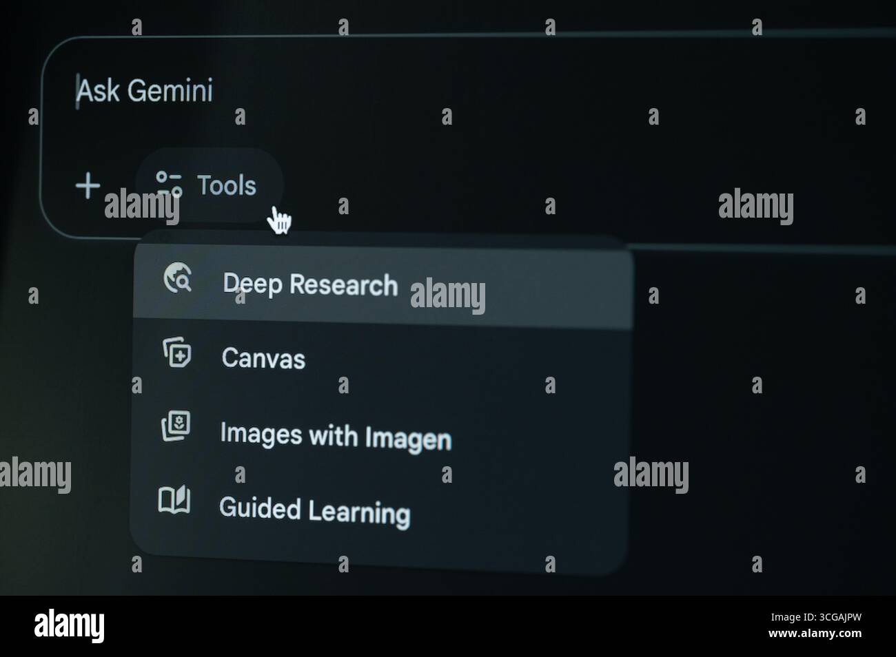 New York, États-Unis - 22 août 2025 : outils de navigation sur Google gemini chatbot sur fond d'ordinateur macro gros plan Banque D'Images