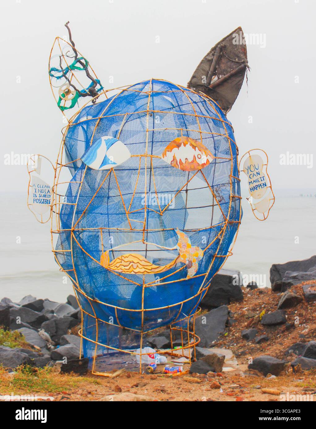 Poubelle de rue à Pondichéry, reflétant la propreté urbaine, la gestion des déchets et la vie quotidienne de la ville dans une ville côtière animée. Banque D'Images