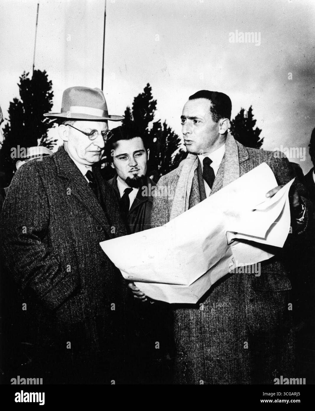 1953 Milano Archivio Storico Olycom/Lapresse Enrico Mattei (Acqualagna, 29 aprile 1906 - Bascapè, 27 ottobre 1962) è stato un imprenditore, partigiano, politico e dirigente pubblico Italiano. Figlio del brigadiere dei carabinieri Antonio Mattei, di Civitella Roveto nella Marsica, fondò una piccola azienda chimica. Durante la seconda guerra mondiale, prese parte alla Resistenza, divenendone una figura di primo piano e rappresentandone la componente 'bianca' in seno al CLNAI. Nel 1945 fu nominato commissario liquidatore dell'Agip, che era stata creata nel 1926 dal régime fascista. Invece di segu Banque D'Images