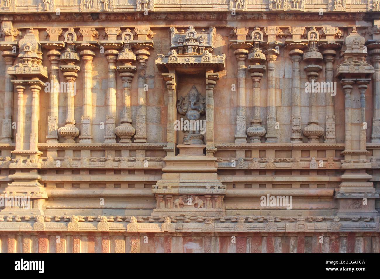 Sculptures de temple indien finement sculptées représentant des divinités, des scènes mythologiques et des motifs ornementaux. Ces sculptures traditionnelles en pierre reflètent le riche patrimoine artistique, le symbolisme spirituel et l'excellence architecturale que l'on trouve dans les temples de toute l'Inde. Banque D'Images