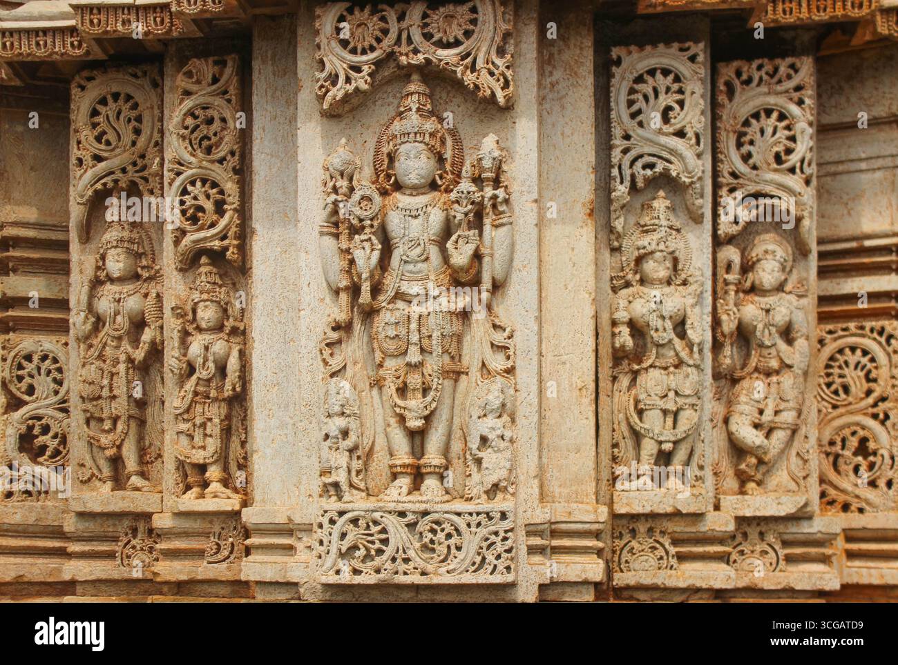 Des structures de temple exquises de Belur et Halebidu dans le Karnataka, en Inde, présentant l'architecture complexe de Hoysala connue pour ses sculptures en pierre détaillées, ses piliers ornés et ses sculptures mythologiques. Ces temples du XIIe siècle témoignent de la richesse du patrimoine culturel et de l'éclat architectural de l'Inde. Banque D'Images