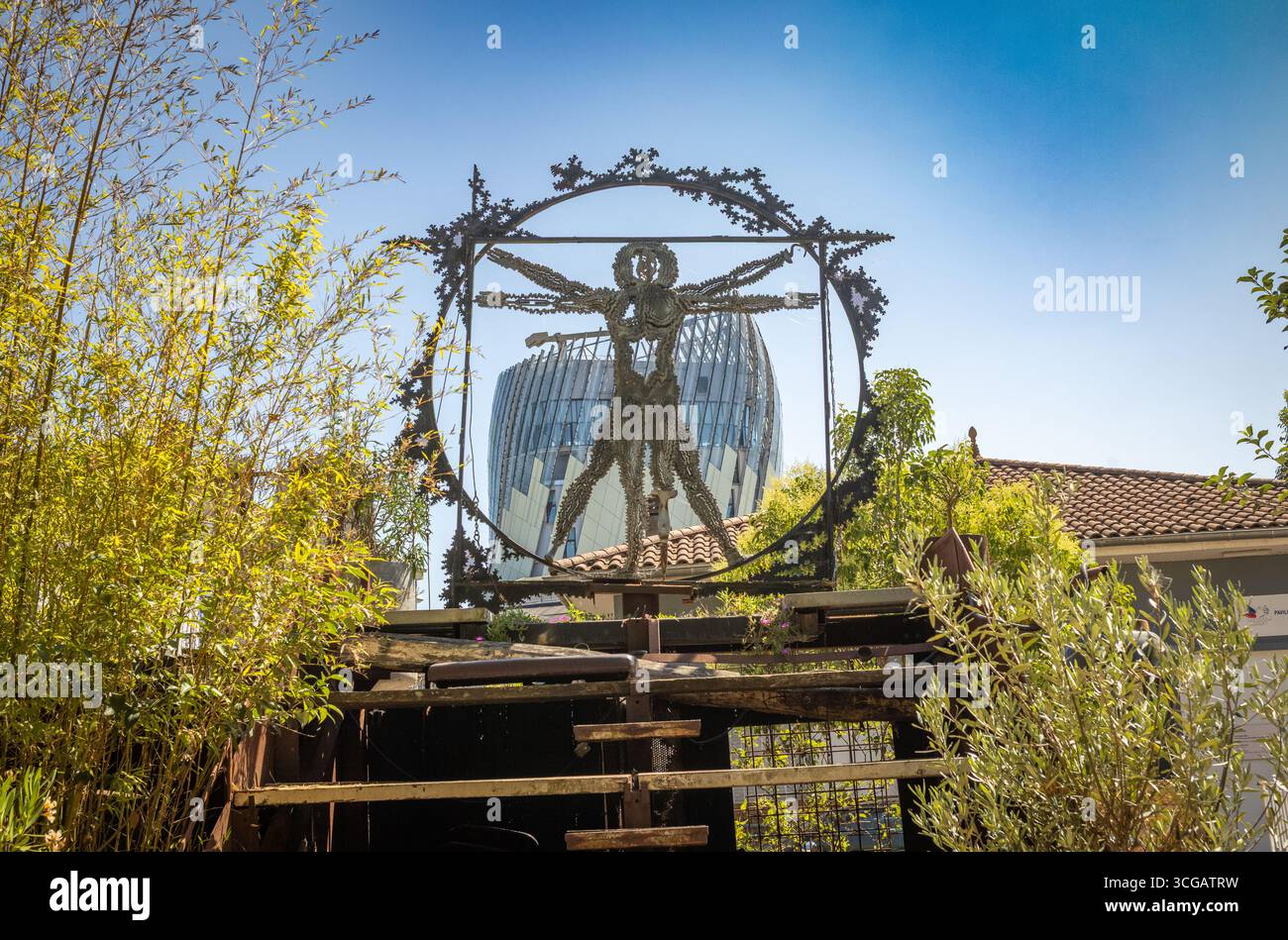 Une grande sculpture en métal montrant une figure dans un cercle déchiqueté dans un parc de sculptures près de la Cité du vin à Bordeaux, France. Banque D'Images