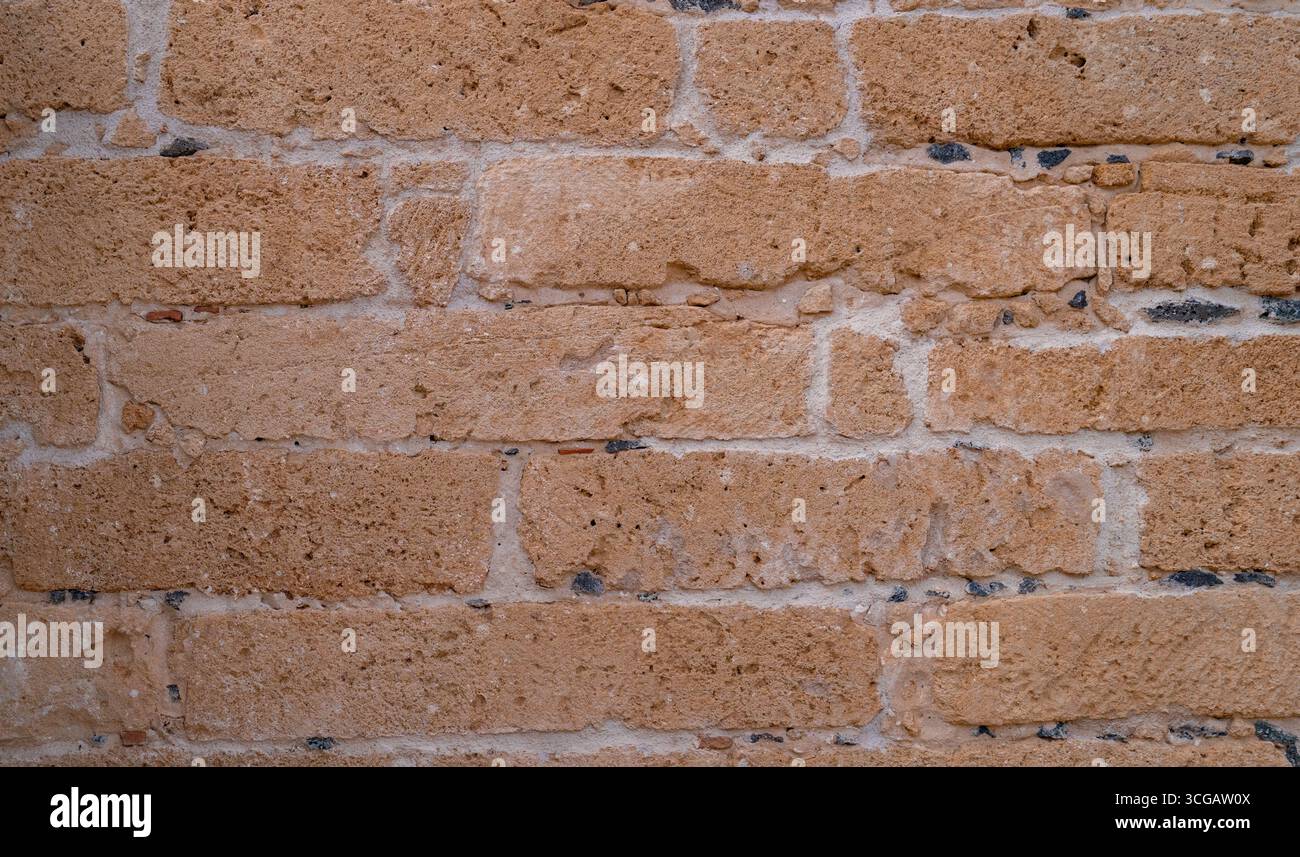 Gros plan de mur de briques en pierre avec texture calcaire altérée, parfait pour la conception et les arrière-plans Banque D'Images