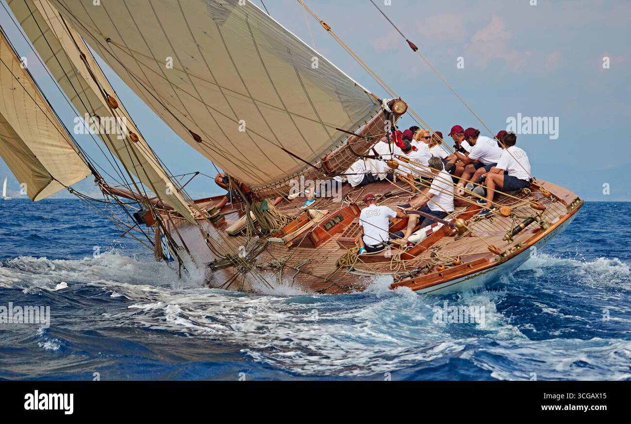 Yacht à voile classique TUIGA Racing en mer dans une splendide aventure marine Banque D'Images