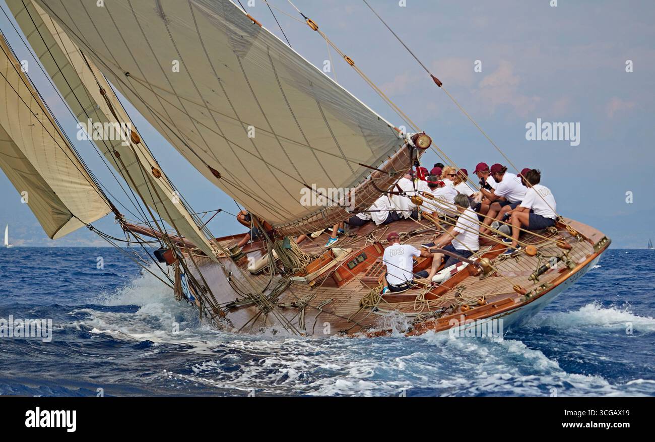 Yacht à voile classique TUIGA Racing en mer dans une splendide aventure marine Banque D'Images
