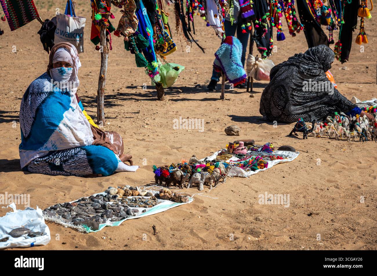 MHAMID, MAROC - 15 MARS 2022 : des femmes berbères vendent des souvenirs dans le désert du Sahara près de Mhamid, au Maroc Banque D'Images