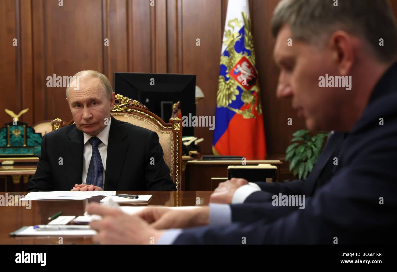 Moscou, Russie. 27 août 2025. Le président russe Vladimir Poutine, à gauche, regarde le ministre du développement économique Maxim Reshetnikov, à droite, alors qu’il préside une réunion avec les membres du gouvernement russe au Kremlin, le 27 août 2025 à Moscou, en Russie. Crédit : Vyacheslav Prokofyev/Kremlin Pool/Alamy Live News Banque D'Images