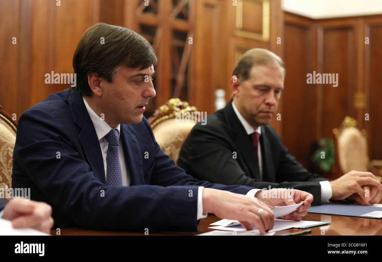 Moscou, Russie. 27 août 2025. Le ministre russe de l'éducation Sergueï Kravtsov, à gauche, s'exprime alors que le premier vice-premier ministre Denis Manturov, à droite, regarde lors d'une réunion avec les membres du gouvernement russe présidé par le président Vladimir Poutine, au Kremlin, le 27 août 2025 à Moscou, en Russie. Crédit : Vyacheslav Prokofyev/Kremlin Pool/Alamy Live News Banque D'Images