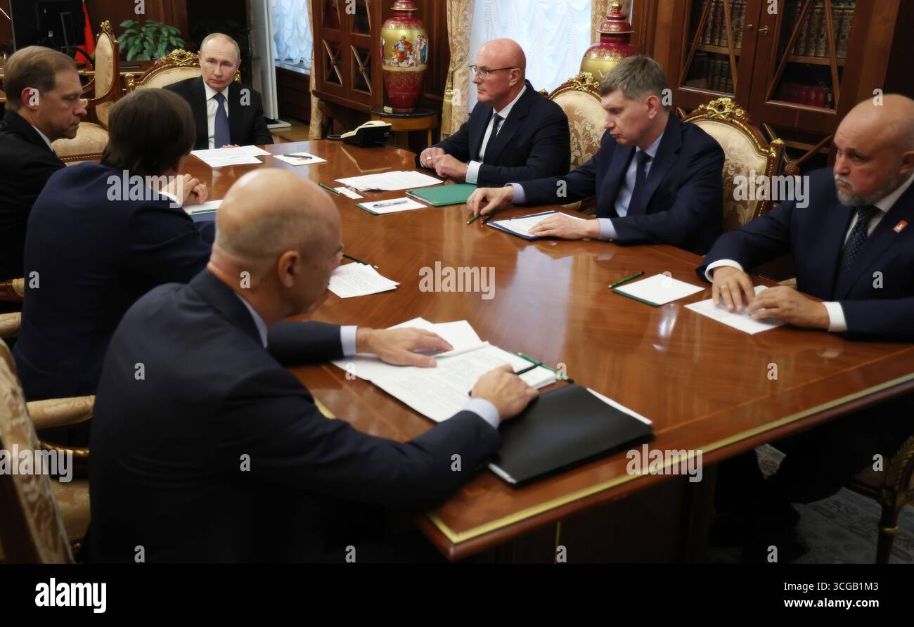 Moscou, Russie. 27 août 2025. Le président russe Vladimir Poutine, au centre, préside une réunion avec les membres du gouvernement russe au Kremlin, le 27 août 2025 à Moscou, en Russie. Crédit : Vyacheslav Prokofyev/Kremlin Pool/Alamy Live News Banque D'Images