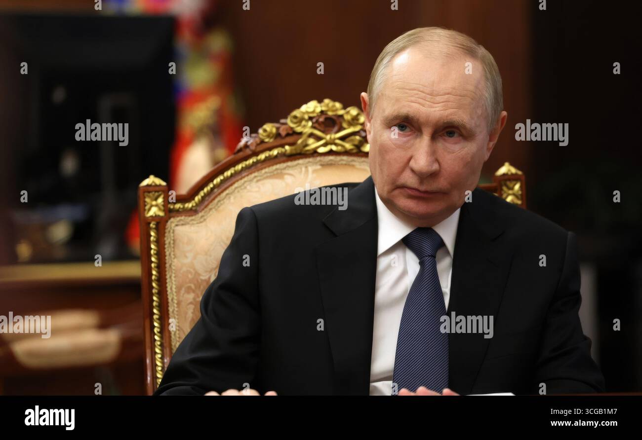 Moscou, Russie. 27 août 2025. Le président russe Vladimir Poutine préside une réunion avec des membres du gouvernement russe au Kremlin, le 27 août 2025 à Moscou, en Russie. Crédit : Vyacheslav Prokofyev/Kremlin Pool/Alamy Live News Banque D'Images