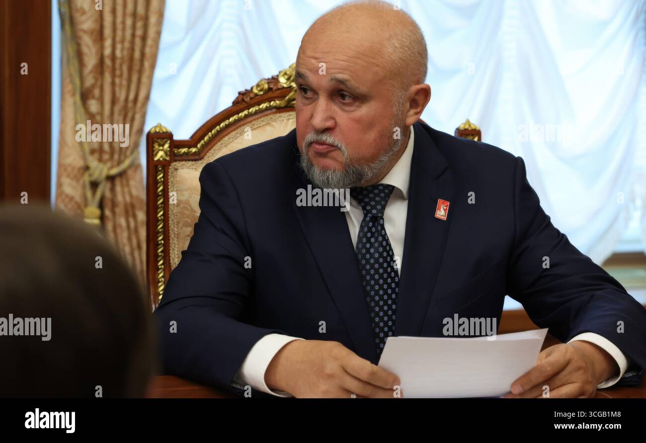 Moscou, Russie. 27 août 2025. Le ministre russe de l’énergie Sergueï Tsivilev, écoute lors d’une réunion avec des membres du gouvernement russe présidée par le président Vladimir Poutine, au Kremlin, le 27 août 2025 à Moscou, en Russie. Crédit : Vyacheslav Prokofyev/Kremlin Pool/Alamy Live News Banque D'Images