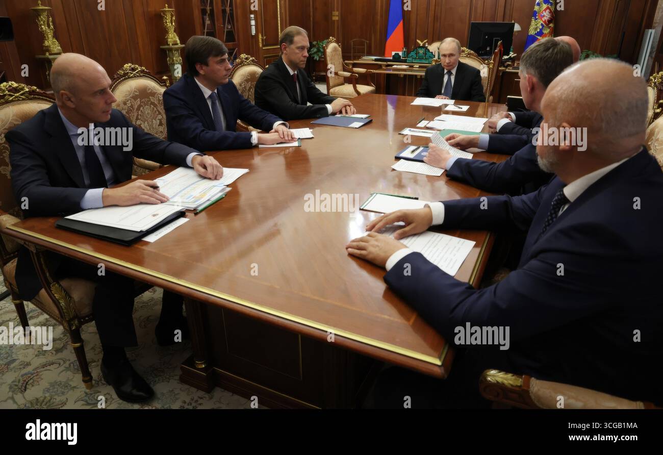 Moscou, Russie. 27 août 2025. Le président russe Vladimir Poutine, au centre, préside une réunion avec les membres du gouvernement russe au Kremlin, le 27 août 2025 à Moscou, en Russie. Crédit : Vyacheslav Prokofyev/Kremlin Pool/Alamy Live News Banque D'Images