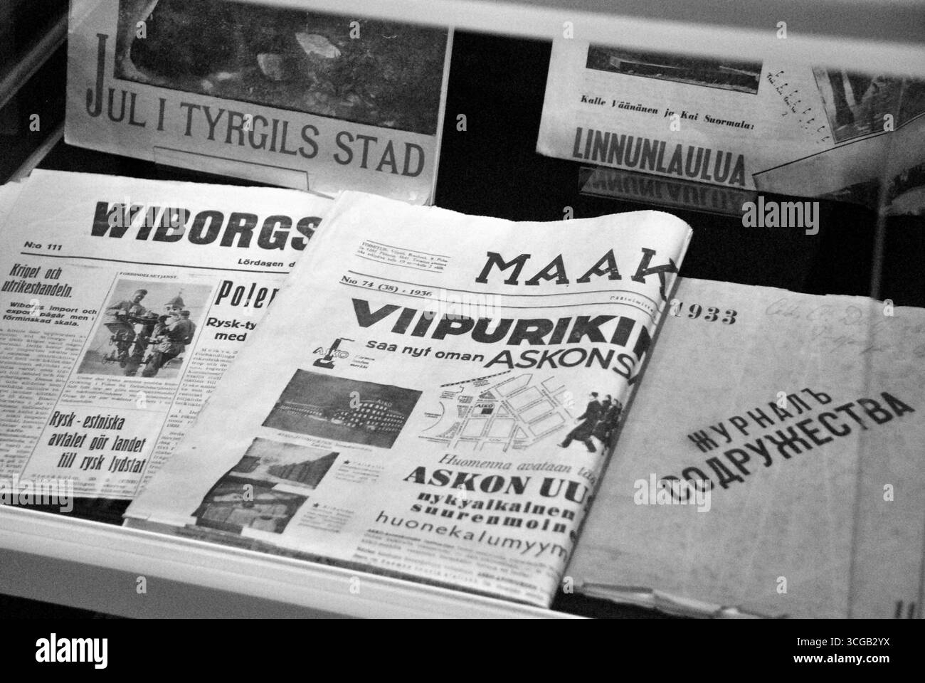 Vyborg, Russie - 02 janvier 2013 - les journaux anciens s'affichent en plusieurs langues des années 1930 Banque D'Images