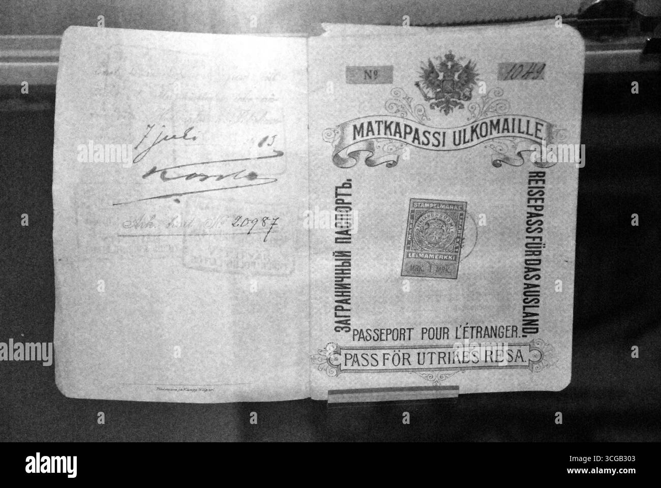 Vyborg, Russie - 02 janvier 2013 - passeport finlandais vintage avec plusieurs langues et timbres. Banque D'Images