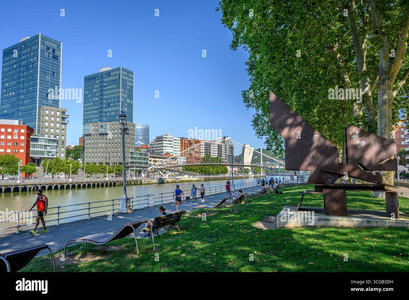 La promenade Areatzako Pasealekua près de la rivière Nervion dans le centre de Bilbao avec la passerelle Calatrava en arrière-plan, Bilbao, Biskaia, Bas Banque D'Images