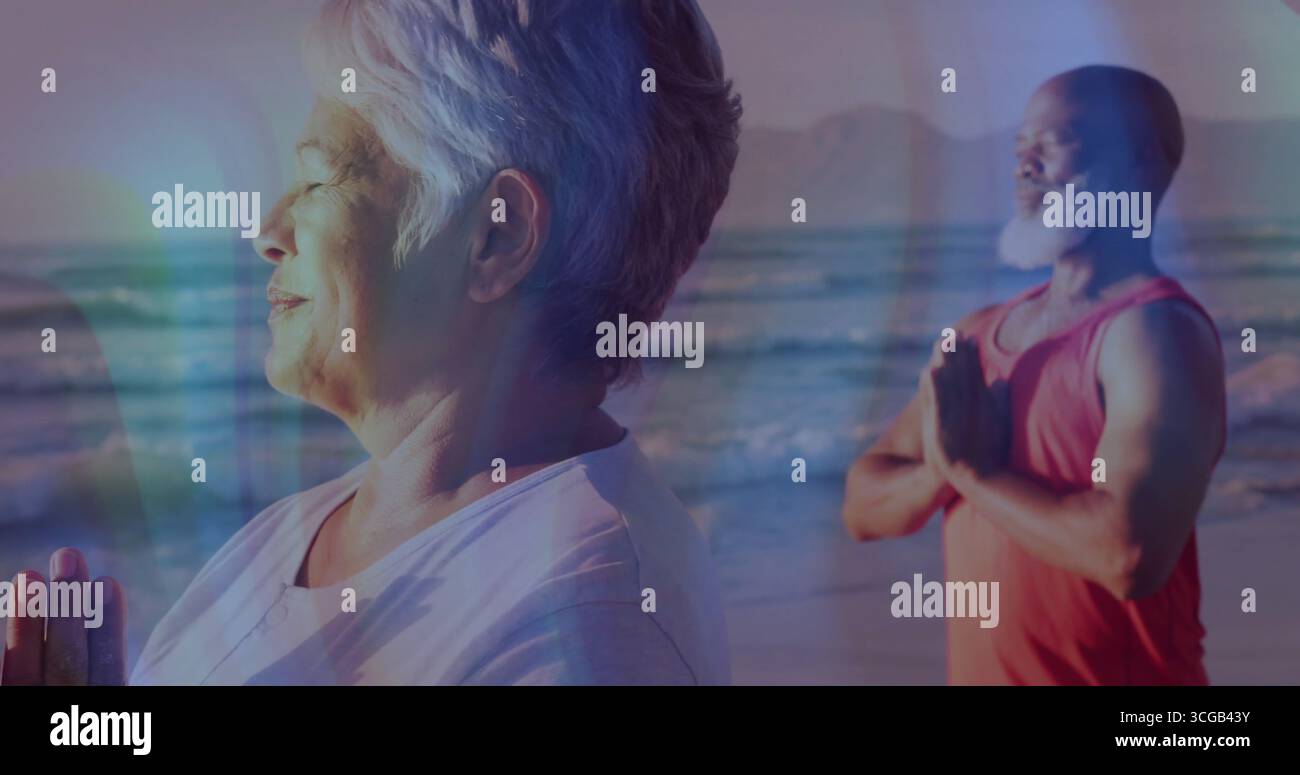 Femme priant en T-shirt blanc pressant les mains ensemble sur la plage de sable, avec partenaire, espace de copie Banque D'Images