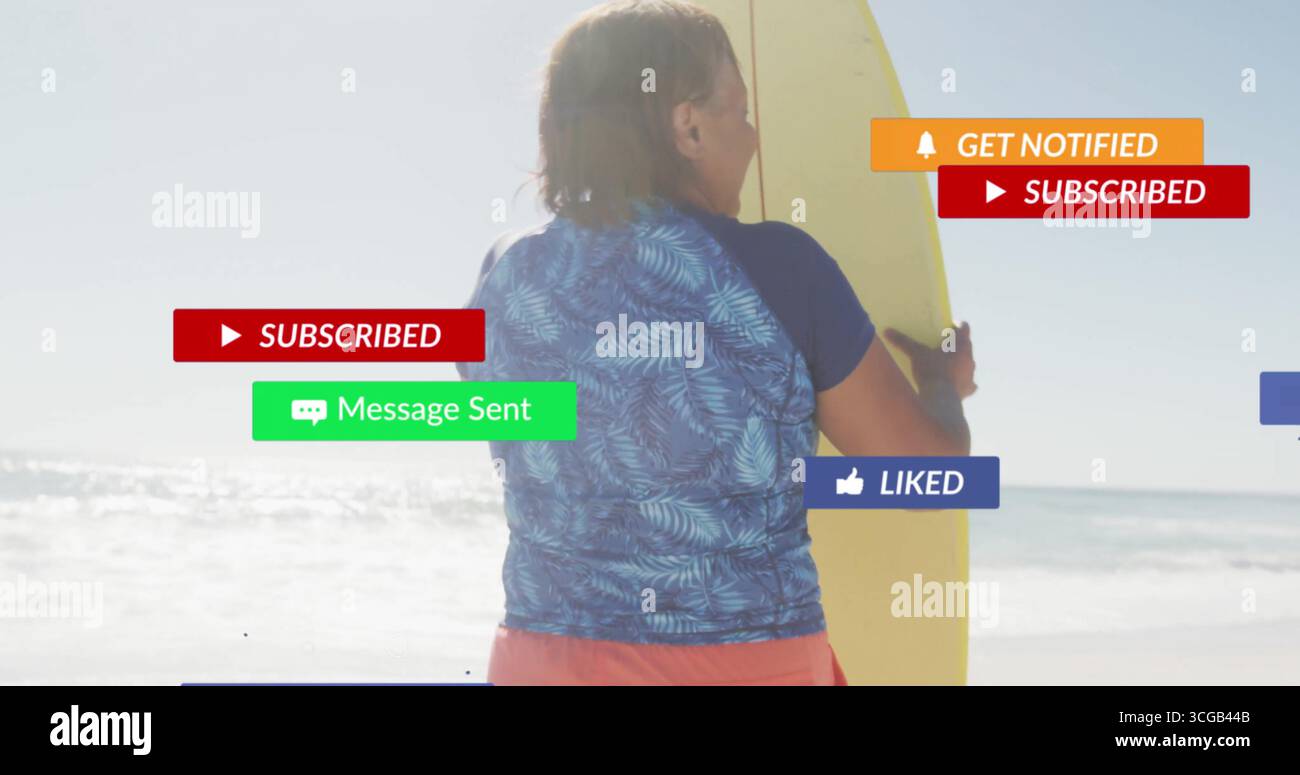 Femme senior debout tenant une planche de surf jaune au bord de la plage avec des vagues, des superpositions de médias sociaux Banque D'Images