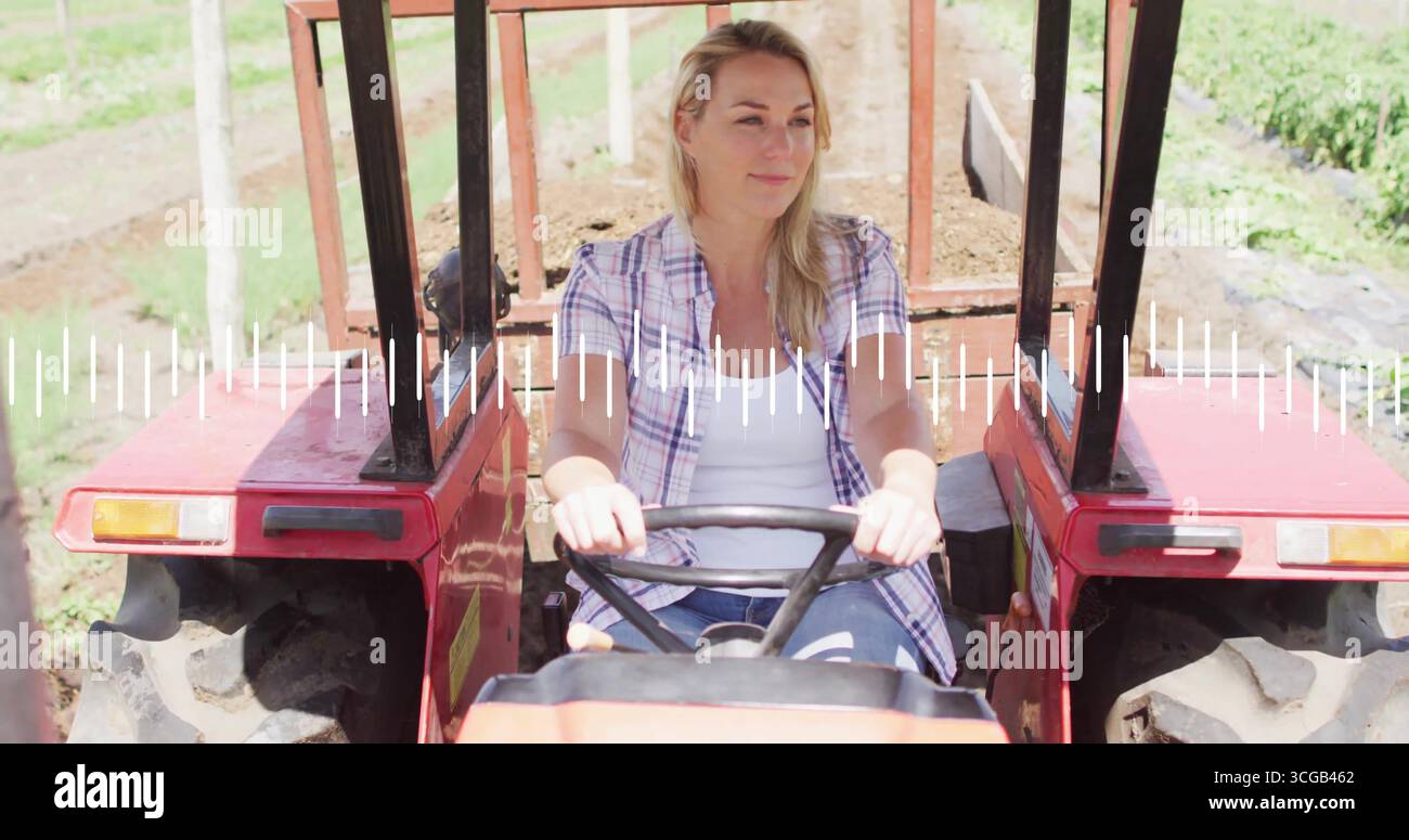 Conduite d'une agricultrice adulte dirigeant un tracteur rouge dans un champ agricole rural, avec des rangées de sol labouré Banque D'Images