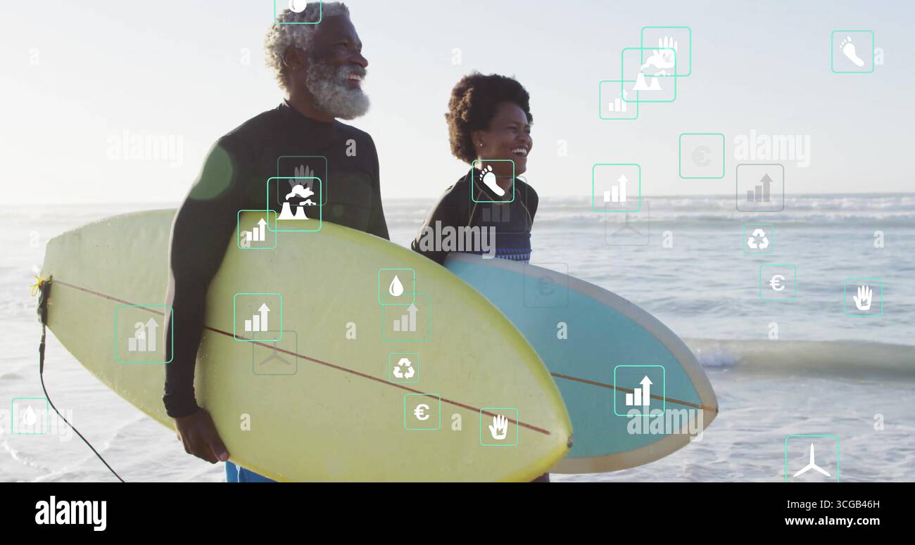 Couple debout portant des combinaisons et tenant des planches de surf à la plage, avec bleu clair et jaune Banque D'Images