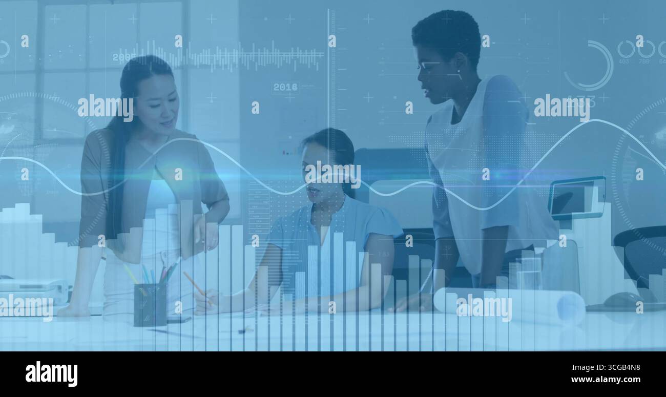 Équipe commerciale collaboratrice examinant les documents dans la salle de réunion, avec ordinateur portable et superposition analytique Banque D'Images