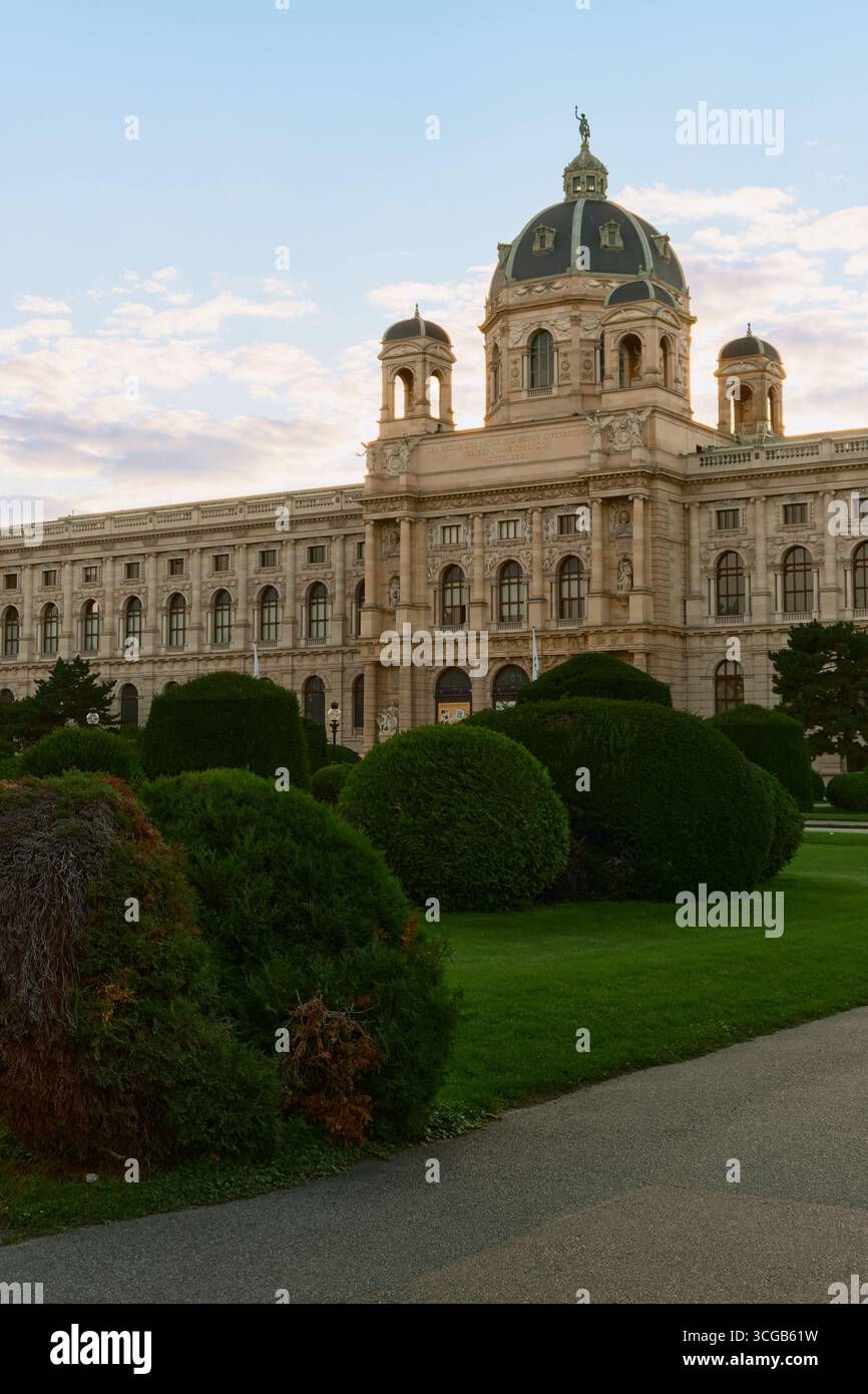 Vue sur le Musée d'histoire naturelle de Vienne avec un jardin magnifiquement entretenu avec des arbustes soigneusement taillés au premier plan, mettant en valeur le classique Banque D'Images