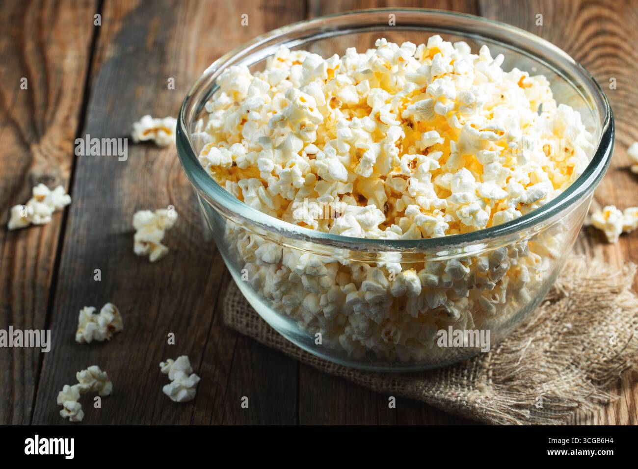 Pop corn sur fond de couleur bois.idées de concepts de nourriture et de collation.maquette de vue de dessus de style minimal. Vue de dessus avec espace de copie Banque D'Images