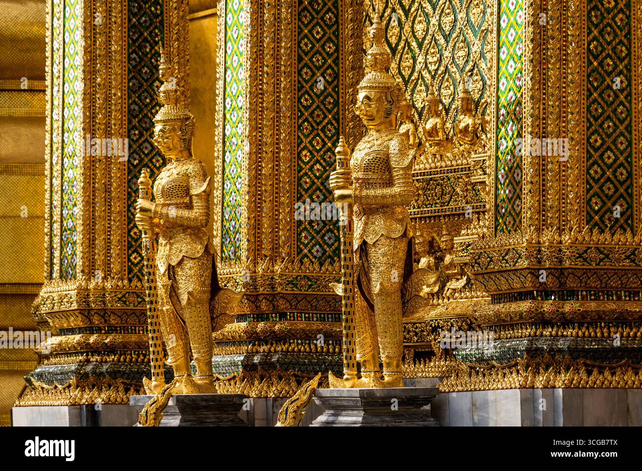 Statues dorées ornées dans un temple, détails complexes, couleurs vibrantes, patrimoine culturel, beauté architecturale Banque D'Images