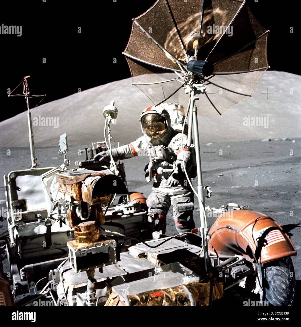 L'astronaute Eugene A. Cernan, commandant d'Apollo 17, approches Le Rover lunaire (LRV) sur la surface lunaire au cours de la troisième période de vol de l'activité extravéhiculaire (EVA-3). Massif du Sud peut être vu dans l'arrière-plan. La photographie a été prise avec un appareil Hasselblad par le scientifique de l'astronaute Harrison Schmitt-H., pilote du module lunaire. Bien que les deux ont exploré la surface de la lune, l'astronaute Ronald E. Evans est restée avec la commande et modules de service (CSM) en orbite lunaire. Photo de la NASA Banque D'Images