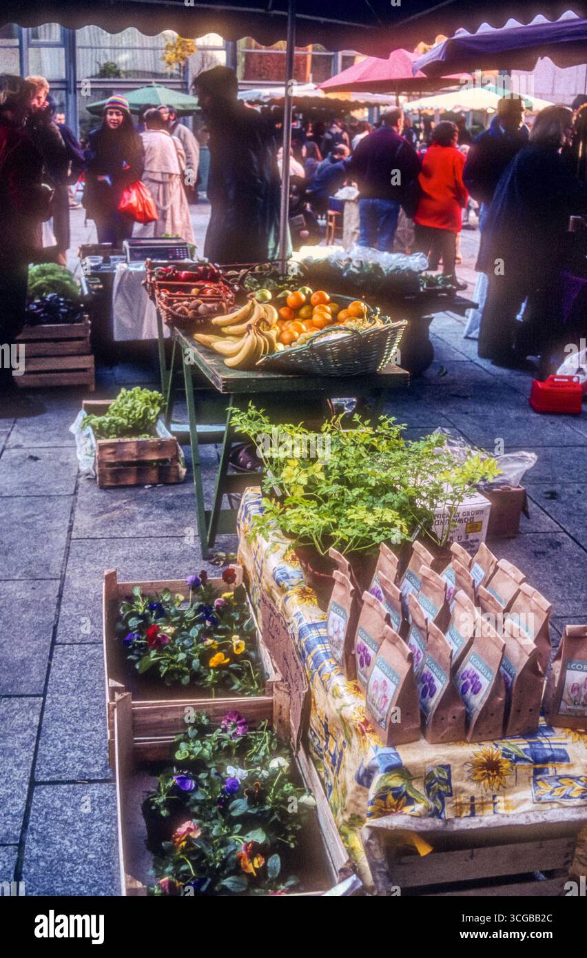 1998 image d'archive des stands sur Meeting House Square Market à Dublin. Banque D'Images