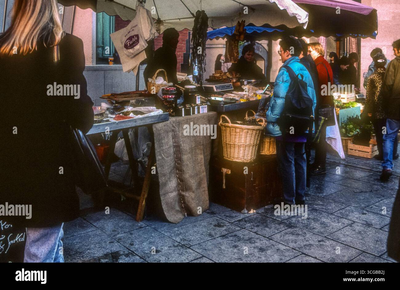 1998 image d'archive des stands sur Meeting House Square Market à Dublin. Banque D'Images