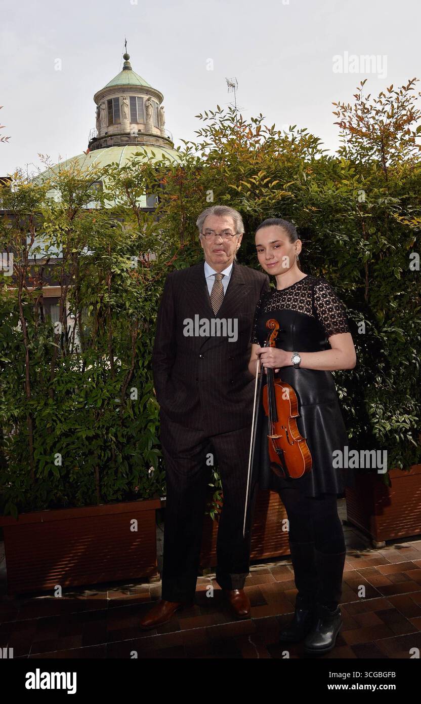 Milan Kristina Mirkovic violoniste, professeur de violon et créateur de la méthode Mirkovic pour l'étude du violon, photographiée avec Massimo Moratti qui a parrainé le projet Banque D'Images