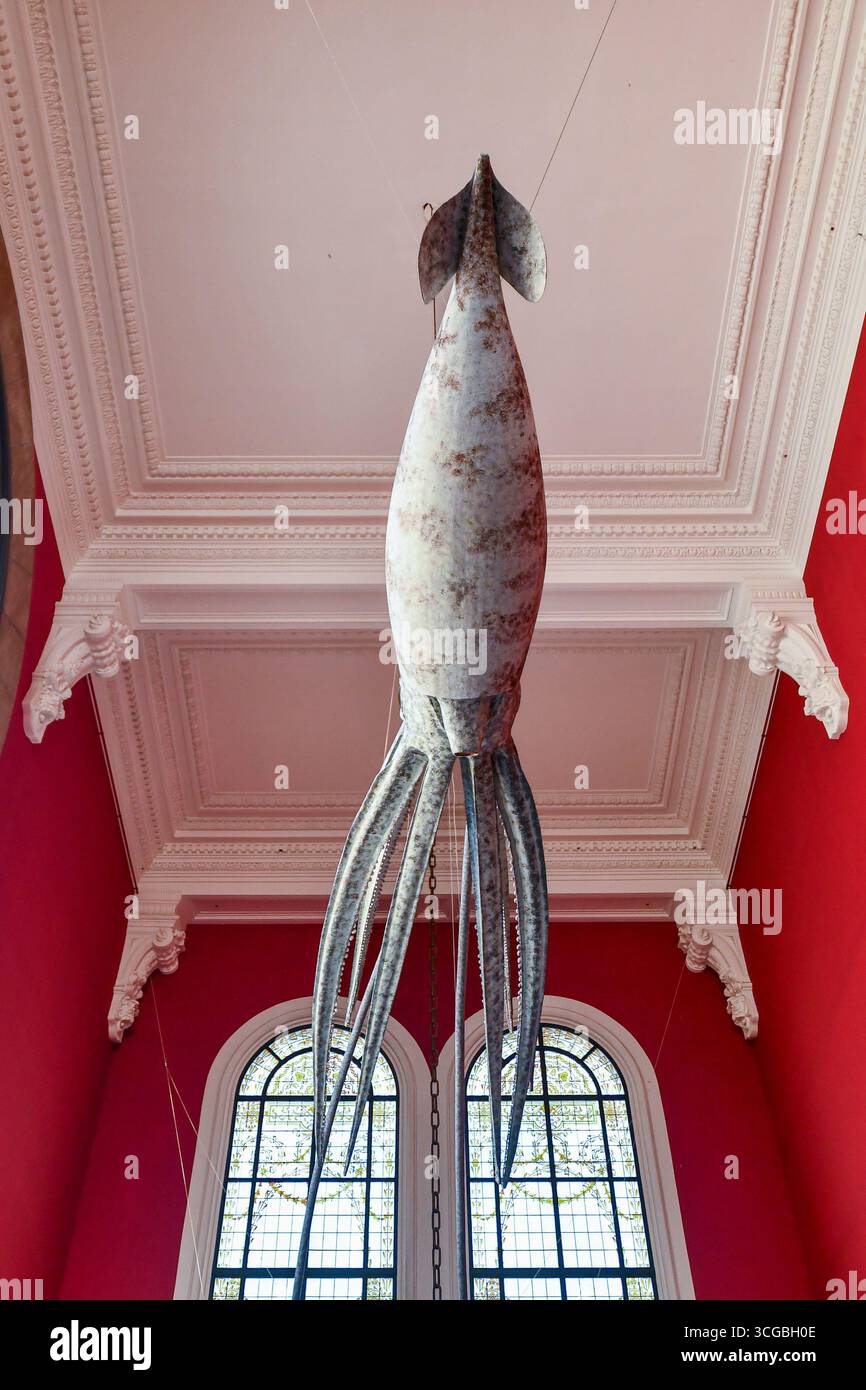 Reproduction d'un calmar géant suspendu au plafond de l'entrée du Musée Océanographique, Monaco ville, Principauté de Monaco Banque D'Images