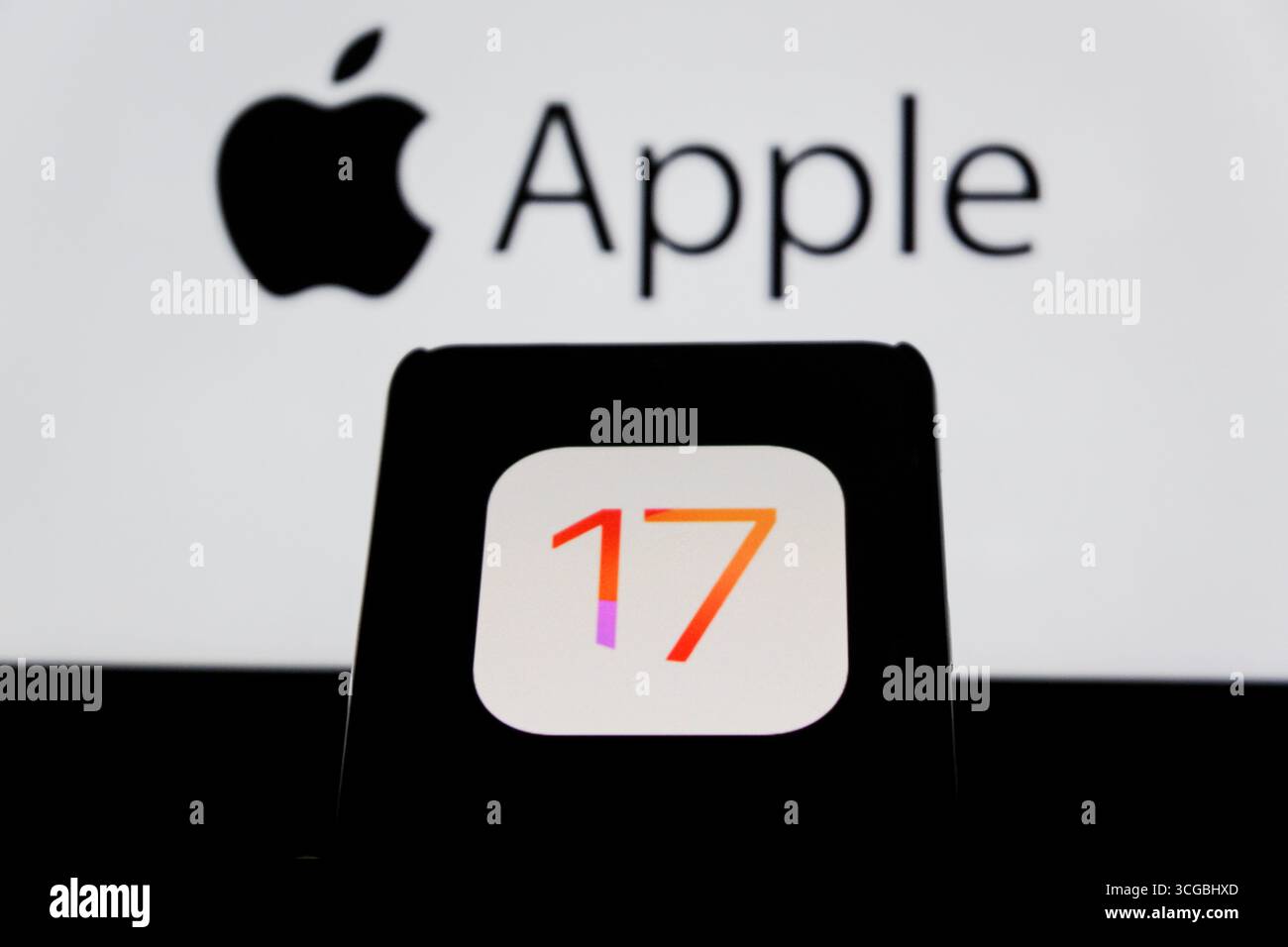 27 août 2025, dans cette photo d'illustration montre le logo iPhone iOS 17 affiché sur un smartphone avec le logo Apple en arrière-plan. L'iPhone 17 devrait être dévoilé lors de l'événement d'Apple le 9 septembre 2025, et devrait présenter un nouveau design mince, y compris peut-être un modèle iPhone Air avec moins d'objectifs d'appareil photo. Il sera lancé avec iOS 26, qui comprend des mises à jour de conception importantes et de nouvelles fonctionnalités. (Crédit image : © Algi Febri Sugita/ZUMA Press Wire) USAGE ÉDITORIAL SEULEMENT ! Non destiné à UN USAGE commercial ! Banque D'Images