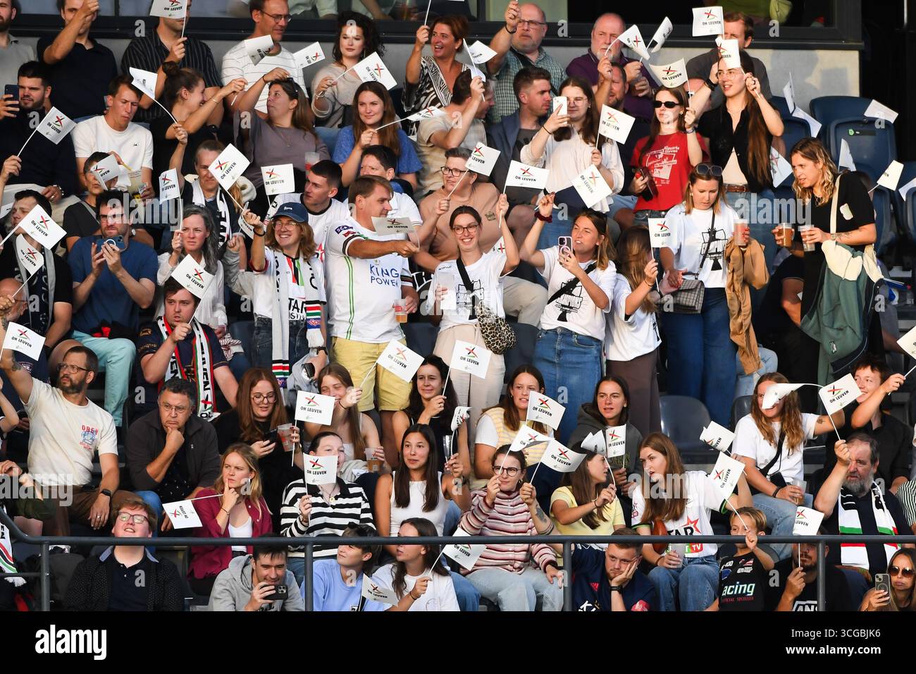 Leuven, Belgique. 27 août 2025. Supporters photographiés lors d'un match de football entre Oud-Heverlee Louvain Women et le BosnieHerzégovine SFK 2000 Sarajevo, mercredi 27 août 2025 à Louvain, le premier match du tournoi de qualification pour la compétition de l'UEFA Champions League. BELGA PHOTO JILL DELSAUX crédit : Belga News Agency/Alamy Live News Banque D'Images