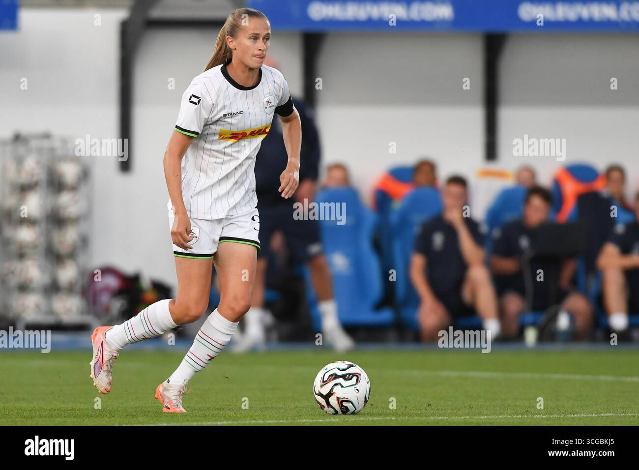 Leuven, Belgique. 27 août 2025. Julie Biesmans, femme de l'OHL, photographiée en action lors d'un match de football entre Oud-Heverlee Louvain Women et le SFK 2000 Sarajevo de Bosnie-Herzégovine, mercredi 27 août 2025 à Louvain, le premier match du tournoi de qualification pour la compétition de l'UEFA Champions League. BELGA PHOTO JILL DELSAUX crédit : Belga News Agency/Alamy Live News Banque D'Images
