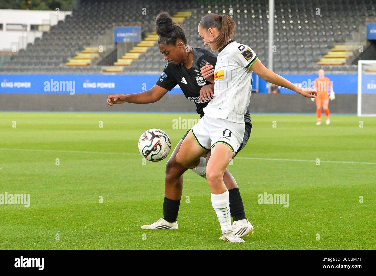 Leuven, Belgique. 27 août 2025. Tamara Bojat de SFK et Zenia Mertens féminines de l'OHL photographiées en action lors d'un match de football entre Oud-Heverlee Louvain Women et le SFK 2000 Sarajevo de Bosnie-Herzégovine, mercredi 27 août 2025 à Louvain, le premier match du tournoi de qualification pour l'UEFA Champions League. BELGA PHOTO JILL DELSAUX crédit : Belga News Agency/Alamy Live News Banque D'Images