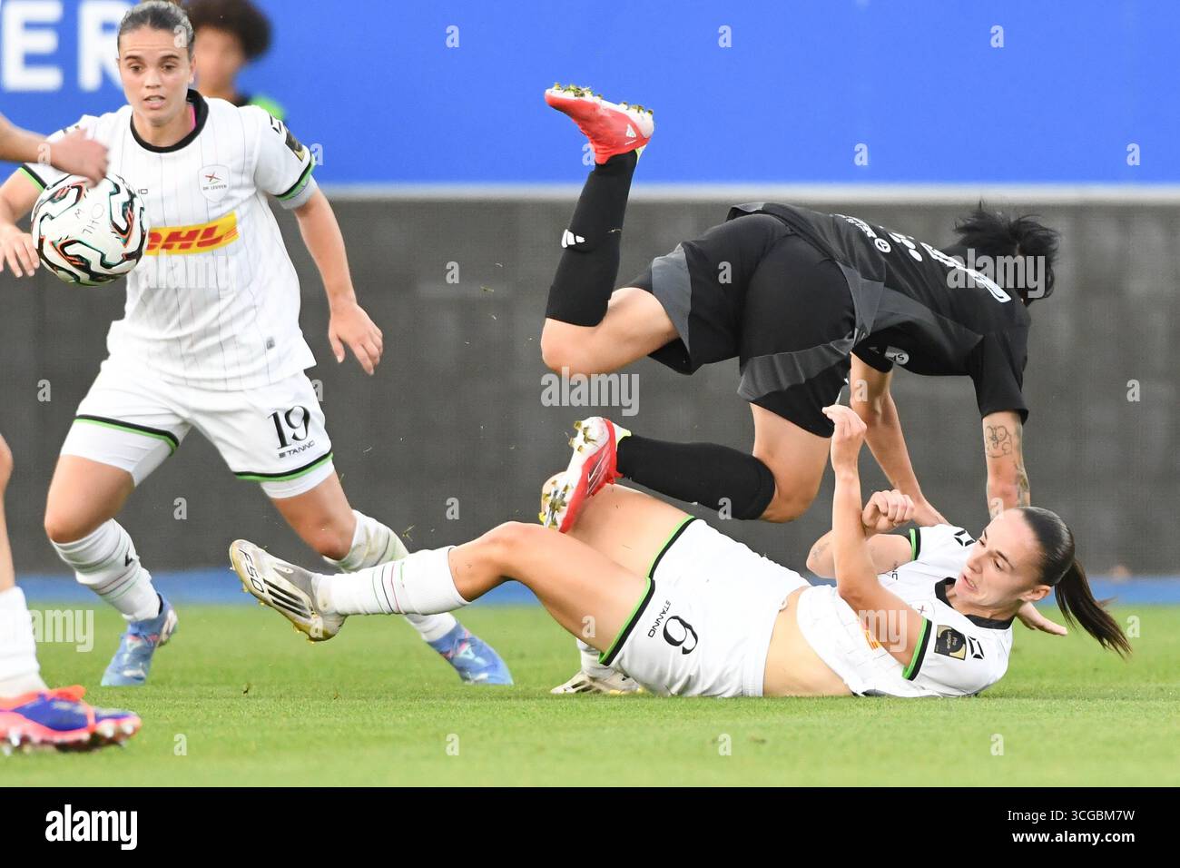 Leuven, Belgique. 27 août 2025. Zenia Mertens et Amela Krso, de SFK, photographiées en action lors d'un match de football entre Oud-Heverlee Louvain Women et le SFK 2000 Sarajevo de Bosnie-Herzégovine, mercredi 27 août 2025 à Louvain, le premier match du tournoi de qualification pour la compétition de l'UEFA Champions League. BELGA PHOTO JILL DELSAUX crédit : Belga News Agency/Alamy Live News Banque D'Images
