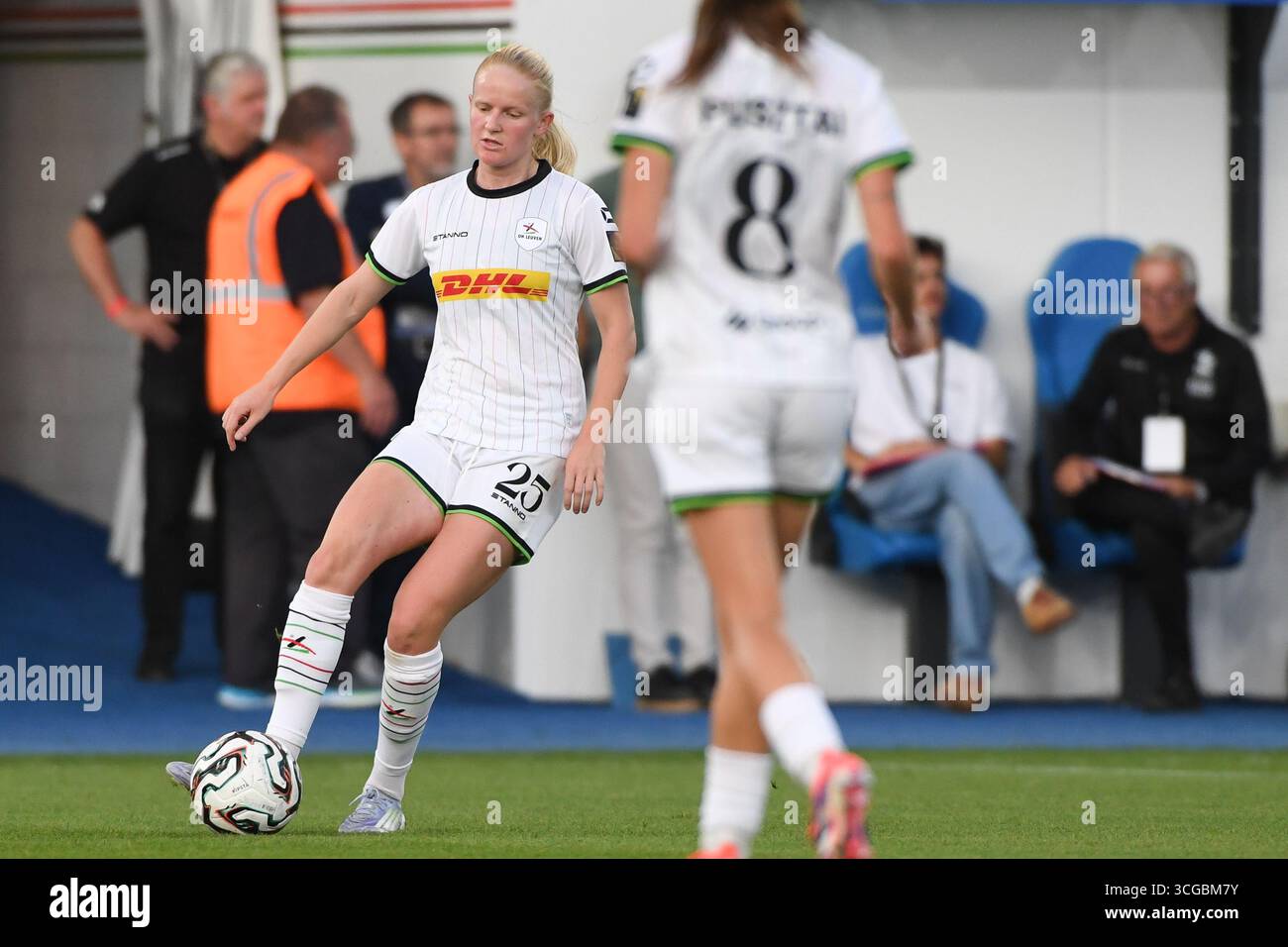 Leuven, Belgique. 27 août 2025. La Linde Veefkind féminine de l'OHL photographiée en action lors d'un match de football entre Oud-Heverlee Louvain Women et la BosnieHerzégovine SFK 2000 Sarajevo, mercredi 27 août 2025 à Louvain, le premier match du tournoi de qualification pour la compétition de l'UEFA Champions League. BELGA PHOTO JILL DELSAUX crédit : Belga News Agency/Alamy Live News Banque D'Images
