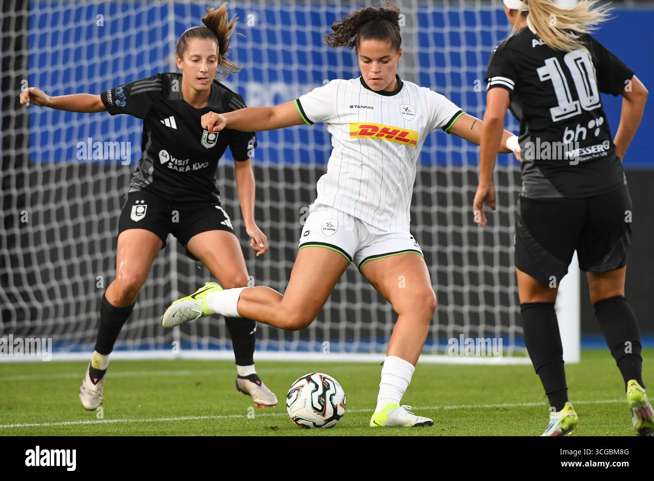 Leuven, Belgique. 27 août 2025. Dula Velagic de SFK et Jada Conijnenberg féminine de l'OHL photographiées en action lors d'un match de football entre Oud-Heverlee Louvain Women et le SFK 2000 Sarajevo de Bosnie-Herzégovine, mercredi 27 août 2025 à Louvain, le premier match du tournoi de qualification pour la Ligue des champions de l'UEFA. BELGA PHOTO JILL DELSAUX crédit : Belga News Agency/Alamy Live News Banque D'Images