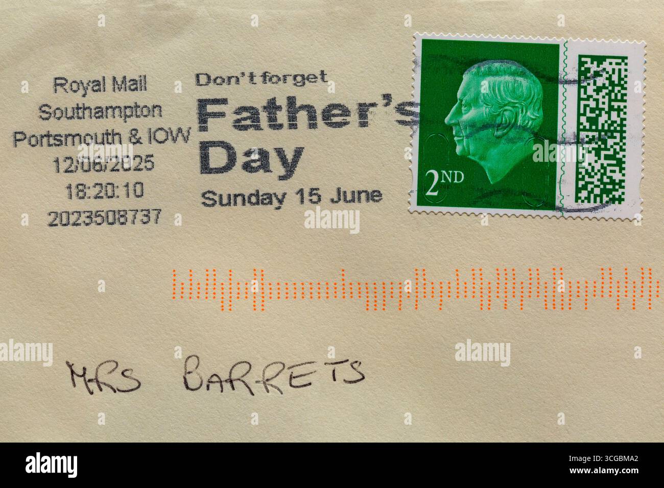 Timbre vert de 2ème classe, timbre de 2ème classe avec tête du roi Charles III, collé sur l'enveloppe - timbre à code-barres, timbre à code-barres UK 2025 rappel de la fête des pères Banque D'Images