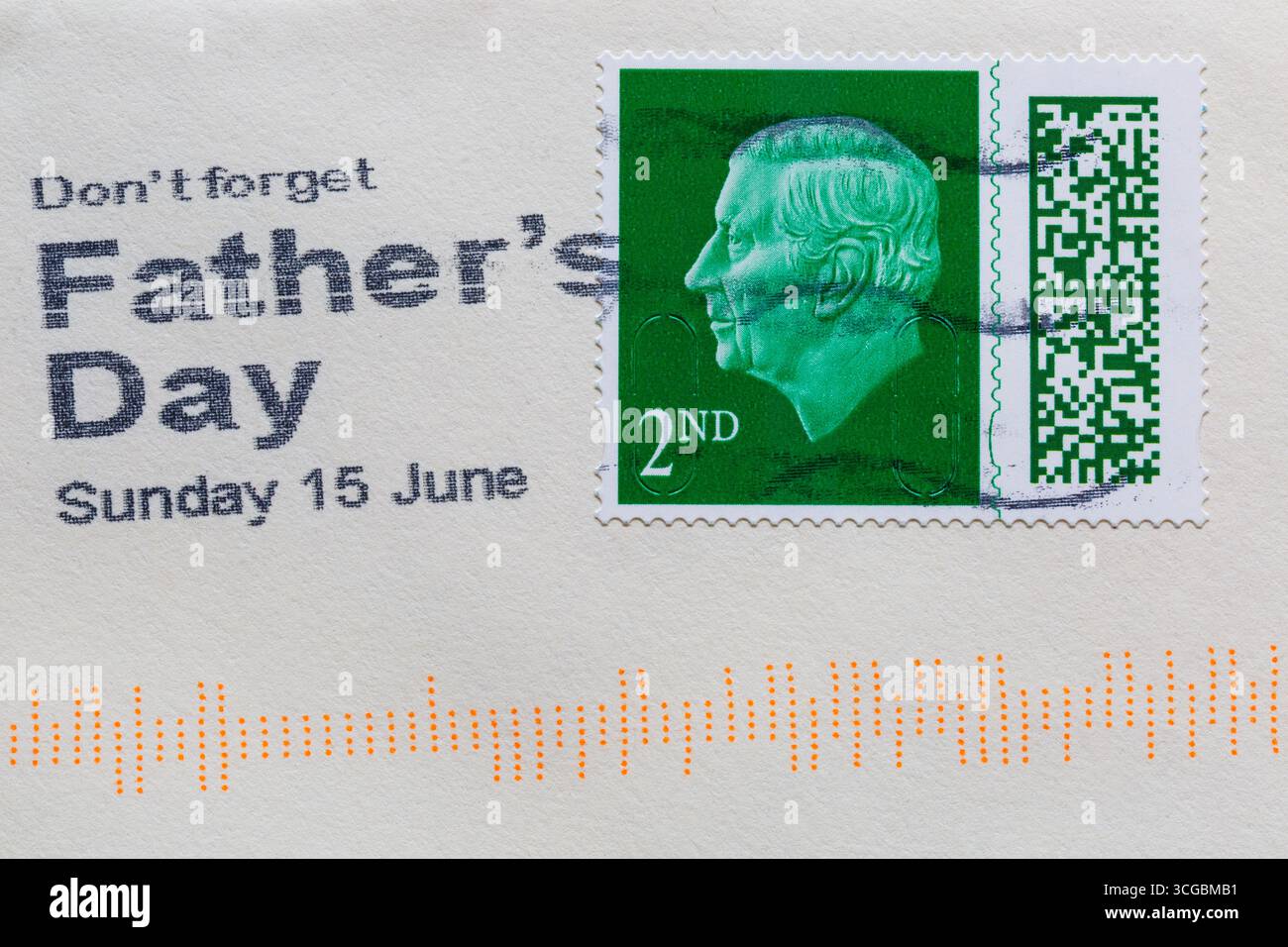 Timbre vert de 2ème classe, timbre de 2ème classe avec tête du roi Charles III, collé sur l'enveloppe - timbre à code-barres, timbre à code-barres UK rappel de la Journée des pères Banque D'Images